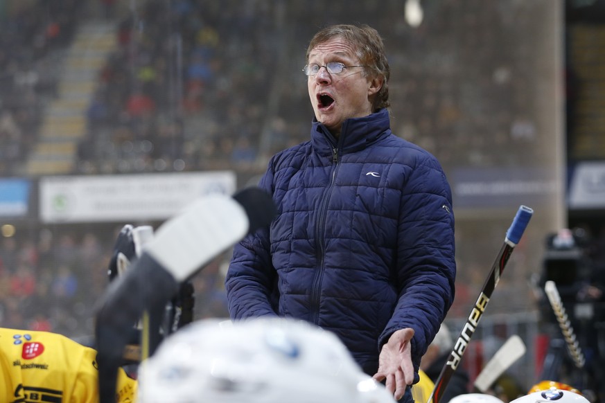 ARCHIVBILD ZUM RUECKTRITT VON DAVOS-TRAINER ARNO DEL CURTO --- Davos Cheftrainer Arno Del Curto in Aktion im Eishockey Meisterschaftsspiel der National League zwischen dem SC Bern und dem HC Davos, am ...