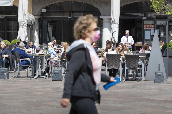 Einheimische und Touristen geniessen das schoene Wetter in Lugano, am Sonntag, 17. Mai 2020. (KEYSTONE/Ti-Press/Pablo Gianinazzi)