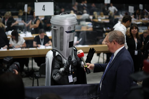 epa13048185 Count Binface Party candidate Count Binface speaks to members of the media during the vote count for the Makerfield by-election in Wigan, Britain, 19 June 2026. Voters went to the polls on ...
