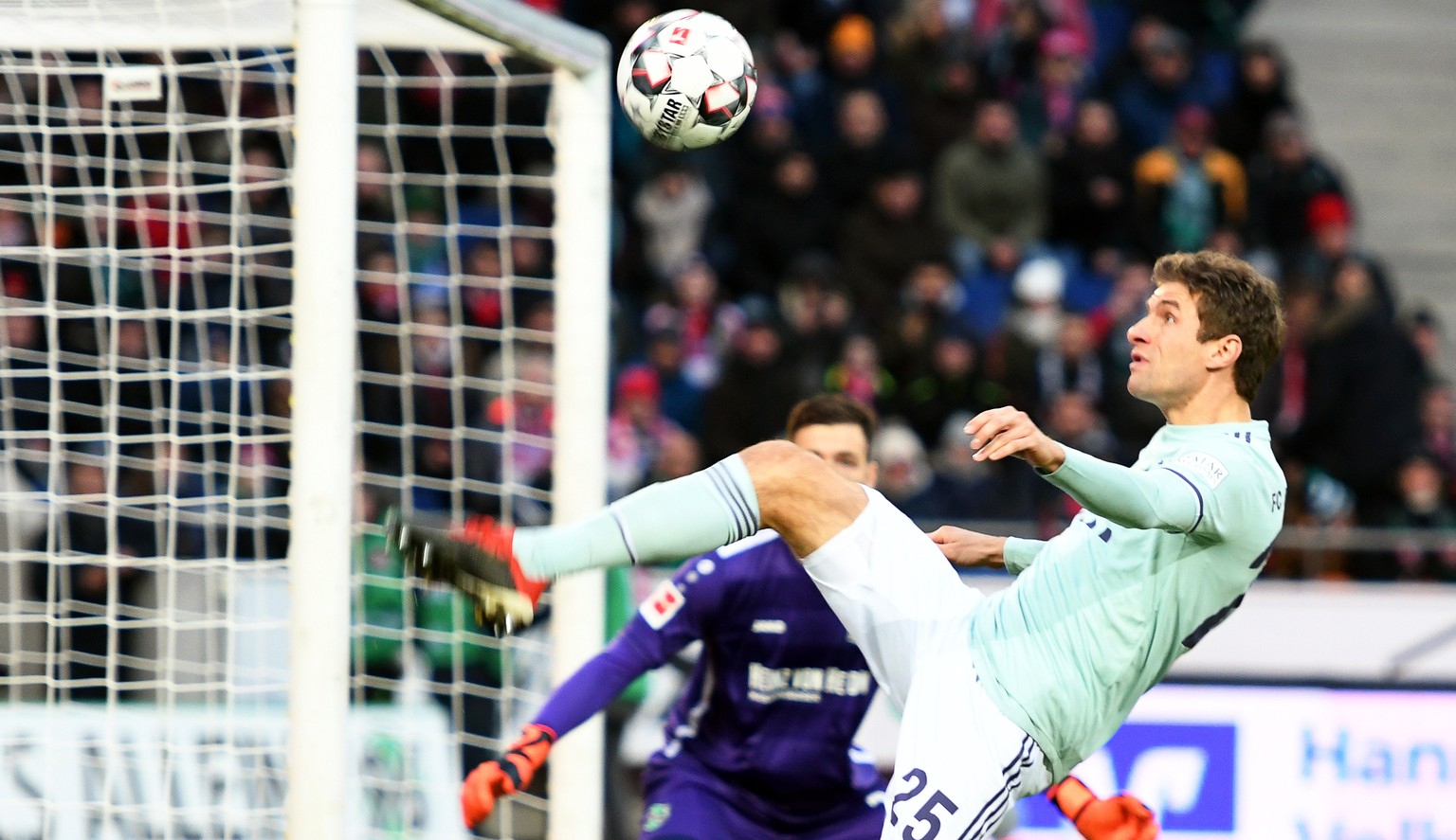 epa07233210 Bayern Munich&#039;s Thomas Mueller (front) in action against Hannover&#039;s goalkeeper Michael Esser (back) during the German Bundesliga soccer match between Hannover 96 and FC Bayern Mu ...