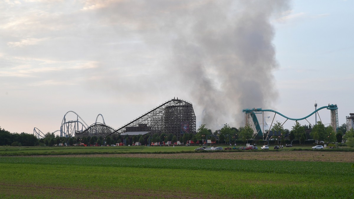26.05.2018, Baden-Wuerttemberg, Rust: Eine schwarze Rauchsaeule steigt ueber dem Europapark Rust auf. (zu dpa "Feuer im Europapark Rust - Lagerhalle in Flammen" am 26.05.2018) (KEYSTONE/DPA/ ...