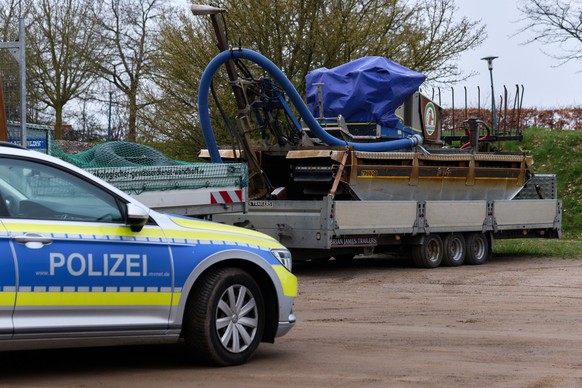 13.04.2026, Mecklenburg-Vorpommern, Kirchdorf: Ein Amphibienfahrzeug steht auf dem Parkplatz am Hafen in Kirchdorf. Das Fahrzeug steht f�r einen geplanten Rettungsversuch f�r den Buckelwal bereit, der ...