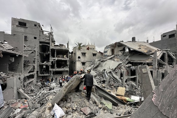 News Bilder des Tages People search for bodies among the debris of a residential block bombed by an Israeli aircraft in the Shujaiya neighborhood, east of northern Gaza City, 09 April 2025. At least 2 ...
