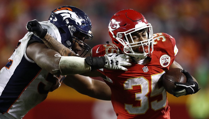 epa05688330 Denver Broncos&#039; player Corey Nelson (L) tries to tackle Kansas City Chiefs&#039; player Charcandrick West (R) in the second half of the NFL football game between the Denver Broncos an ...