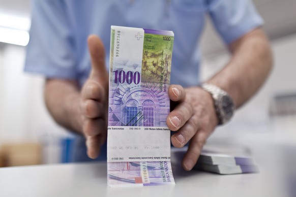 Bundles of bank notes of 1000 Swiss Francs at the bank vault of the &quot;Zuercher Kantonalbank&quot; bank, pictured on August 9, 2011 in Zurich, Switzerland. (KEYSTONE/Martin Ruetschi)