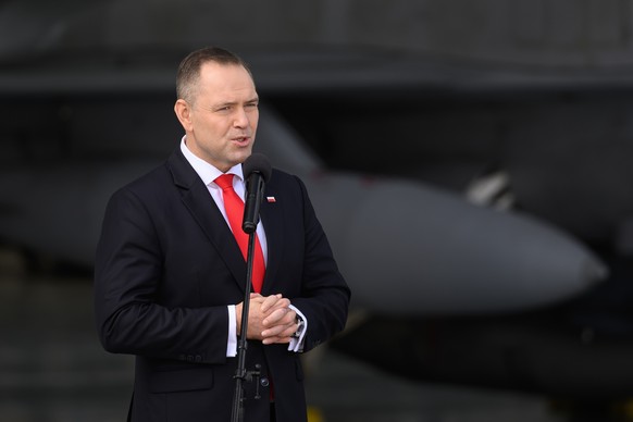 epa12369038 Polish President Karol Nawrocki during a meeting with soldiers at the 31st Tactical Air Base in Poznan-Krzesiny, Poland, 11 September 2025. The president&#039;s urgent visit to the Air bas ...