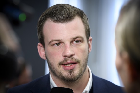 Pascal Signer, CEO EHC Kloten, spricht mit Journalisten waehrend einer Medienkonferenz nach einer ausserordentlichen Ligaversammlung ueber die Entscheidungen betreffend dem Schweizermeister sowie den  ...