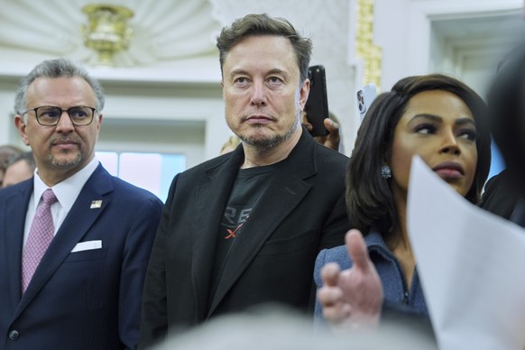 Elon Musk looks on as President Donald Trump meets South African President Cyril Ramaphosa in the Oval Office of the White House, Wednesday, May 21, 2025, in Washington. (AP Photo/Evan Vucci)
Elon Mus ...