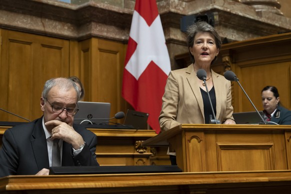 Bundesraetin Simonetta Sommaruga, rechts, spricht an der Seite von Bundesrat Guy Parmelin, waehrend der dringlichen Debatte um Energiepreise, waehrend der Herbstsession der Eidgenoessischen Raete, am  ...