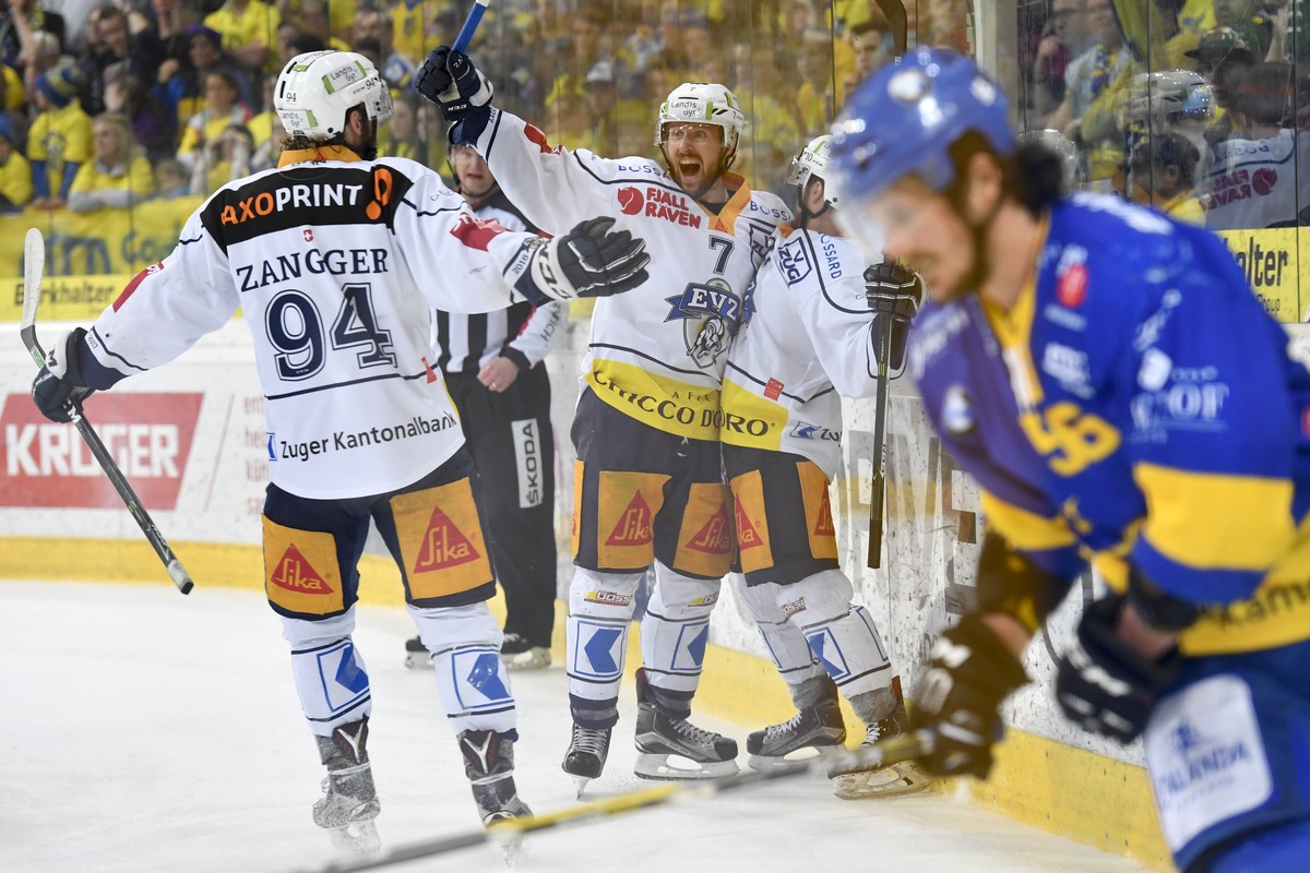 Die Zuger Sandro Zangger, David McIntyre und Dominic Lammer, von links, bejubeln Lammer's Tor zum 0-3, rechts im Bild Dino Wieser von Davos, beim sechsten Playoff-Halbfinalspiel der National Leag ...