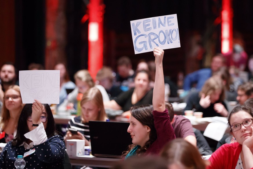 epa06349063 A member of the Jusos show a transparent with letters &#039;NO GROKO&#039; during the Juso Federal Congress in Saabruecken, Germany, 24 November 2017. The Juso Federal Congress takes place ...