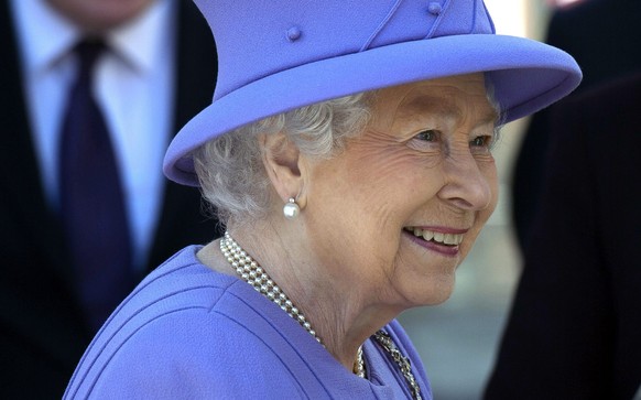 epa05176506 Britain&#039;s Queen Elizabeth II visits at the Bond Street Crossrail Station, in Cental London, Britain, 23 February 2016. The Queen was visiting the construction site where she was shown ...