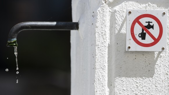 Ein Trinkverbot von dem Brunnen haengt am Abstimmungssonntag im Hotel Roessli, aufgenommen am Sonntag, 13. Juni 2021 in Weggis. Die Trinkwasserinitiative fordert, dass die Subventionen an die Landwirt ...