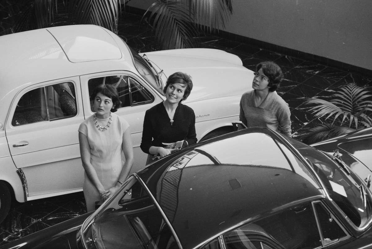Fotograf:
Metzger, Jack 
Titel:
Genf, Autosalon, Hostessen 
Beschreibung:

Datierung:
1961 
Enthalten in:
Hostessen am Autosalon, 1961.