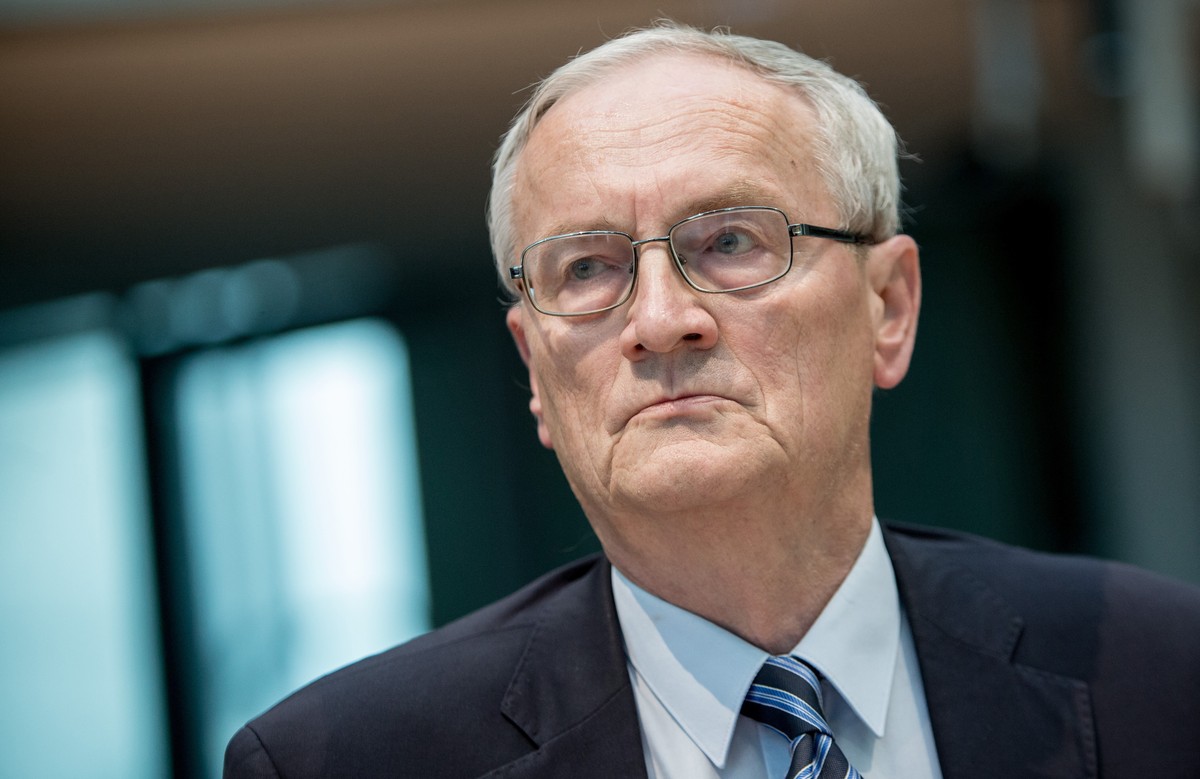 epa13284326 (FILE) - August Hanning, former President of the German Federal Intelligence Service (BND), arrives at the Bundestag parliament builiding to testify in front of the German Parliamentary Co ...