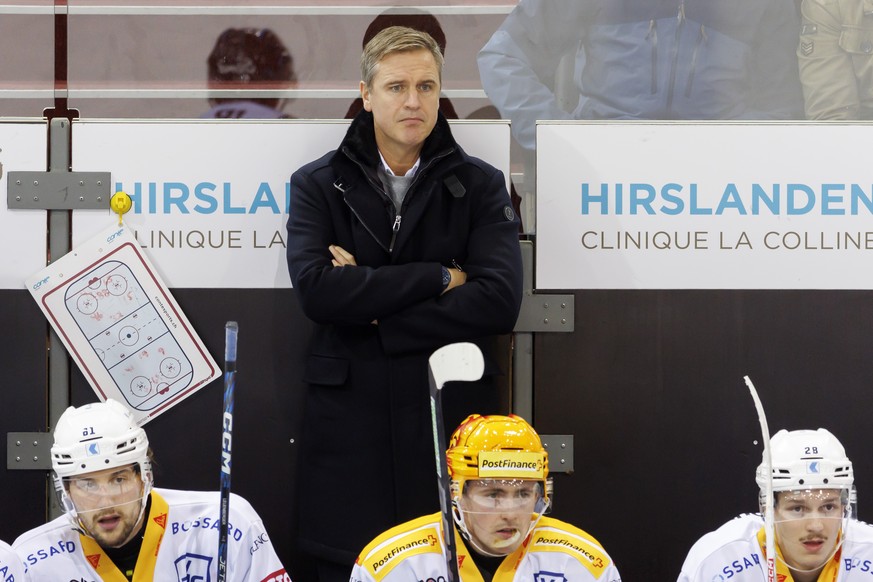 Zug&#039;s Head coach Dan Tangnes looks the game, during a National League regular season game of the Swiss Championship between Geneve-Servette HC and EV Zug, at the ice stadium Les Vernets, in Genev ...
