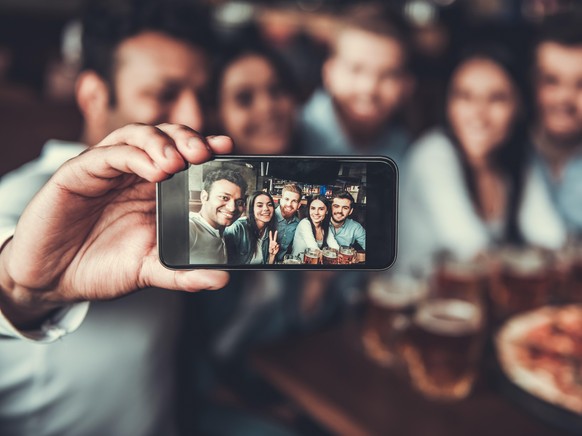 friends in a bar taking a selfie
freunde sitzen in einer bar und machen ein foto