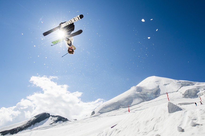 epa04856363 A freeskier trains in the Freestyle Park Saas-Fee on the Feegletscher glacier on Wednesday, July 22, 2015, in Saas-Fee, Valais, Switzerland. EPA/DOMINIC STEINMANN