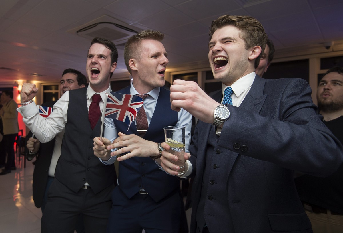 epa05386811 People react to a vote count results screen at an 'Leave.EU Referendum Party' in London, Britain, 23 June 2016. Britons await the results on whether they remain in, or leave the  ...