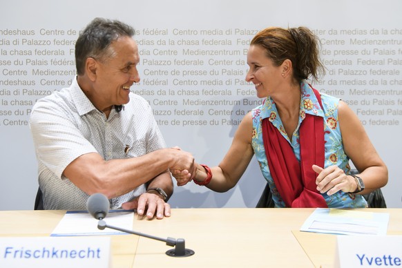 Nationalraetin Yvette Estermann, SVP-LU, rechts, und Martin Frischknecht, Initiativkomitee, links, begruessen sich an einer Medienkonferenz ueber die Volksinitiative &quot;Ja zu steuerfreien AHV- und  ...