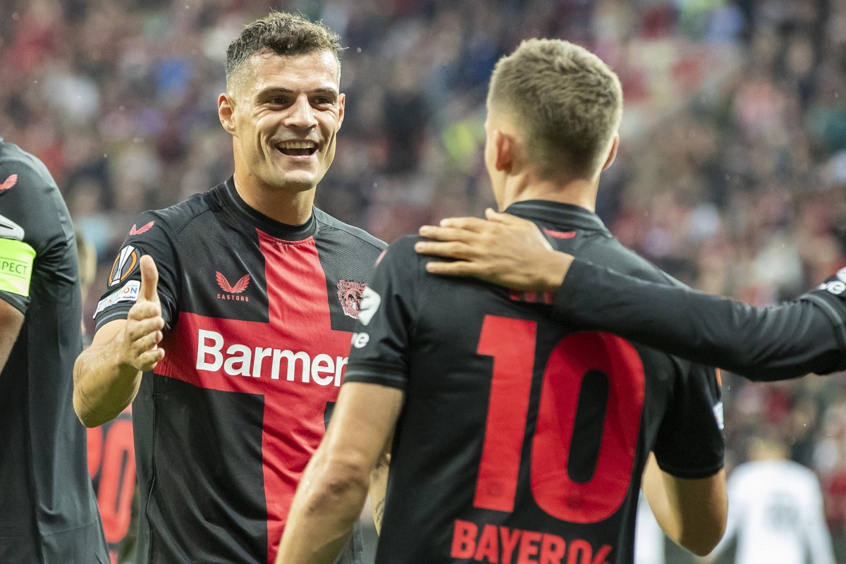 UEFA Europa League, Bayer Leverkusen - BK Haecken, 21.09.2023 Granit XHAKA Bayer 04 Leverkusen, 34 gratuliert Florian WIRTZ Bayer 04 Leverkusen, 10 zum Tor, UEFA Europa League, Bayer 04 Leverkusen - B ...