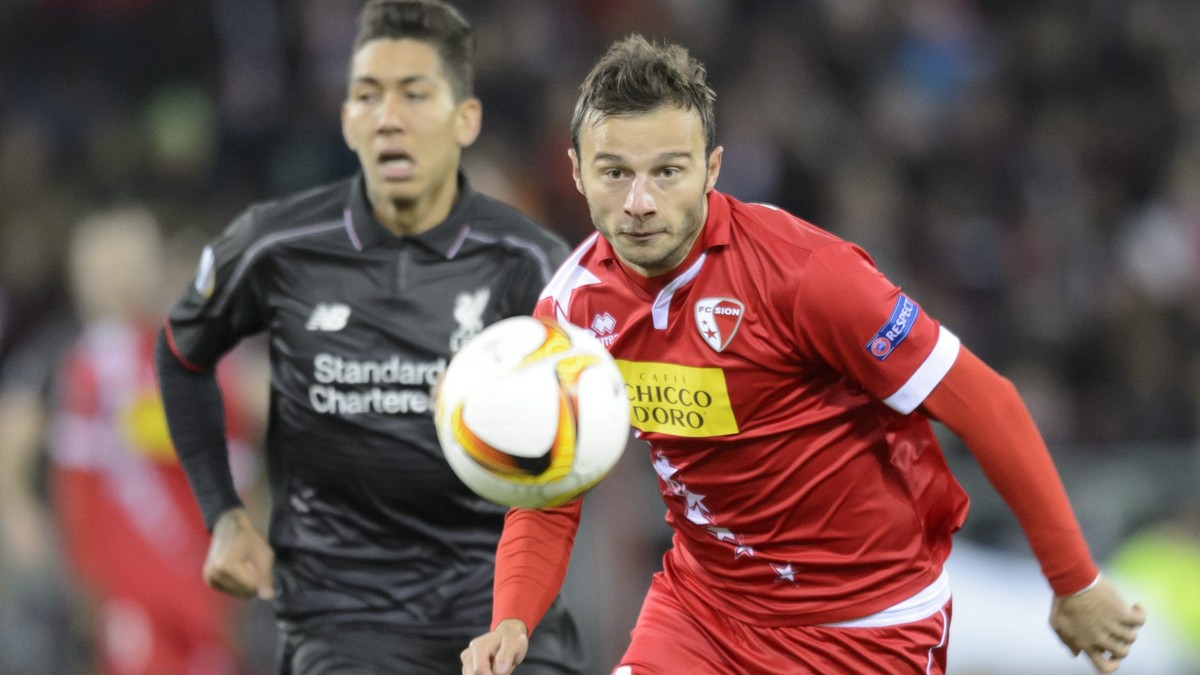 epa05063907 Liverpool's Roberto Firmino, left, vies for the ball with Sion's Elsad Zverotic, right during the UEFA Europa League group B soccer match between FC Sion and FC Liverpool at the  ...