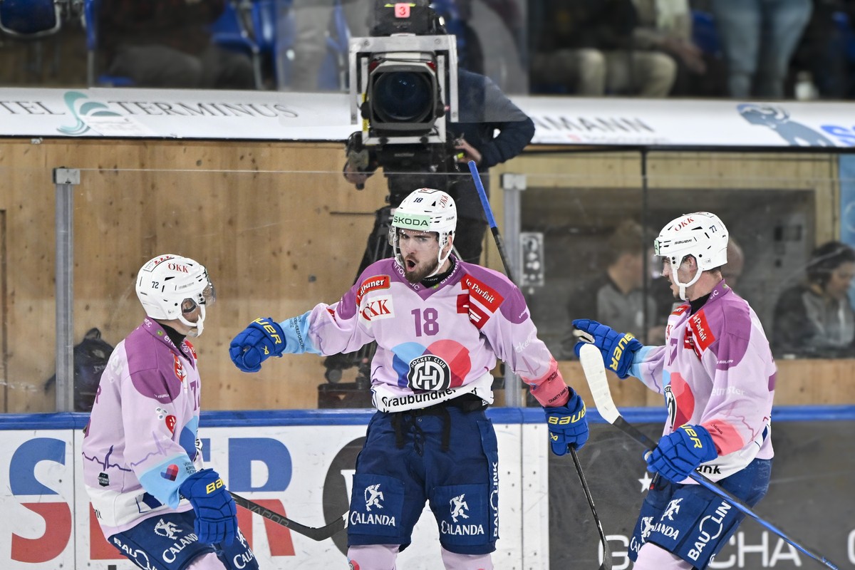 Der Davoser Filip Zadina, Mitte bei nach seinem zweiten Treffer zur 2:0 Fuehrung mit Tino Kessler, links und Nico Gross, im Eishockey-Qualifikationsspiel der National League (NL) zwischen dem HC Davos ...