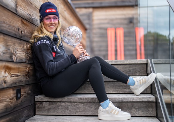 ABD0337_20240317 - SAALBACH-HINTERGLEMM - �STERREICH: Slalom-Gesamtweltcupsiegerin Mikaela Shiffrin mit ihrer Weltcup-Kugel am Sonntag, 17. M�rz 2024, w�hrend eines Fototermins in Saalbach-Hinterglemm ...