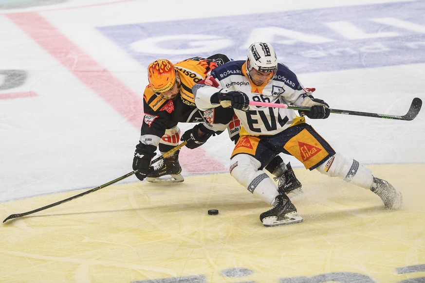 From left Lugano&#039;s player Luca Fazzini and Zug&#039;s player Fabrice Herzog, during the preliminary round game of National League Swiss Championship 2021/22 between HC Lugano and EV Zug at the ic ...