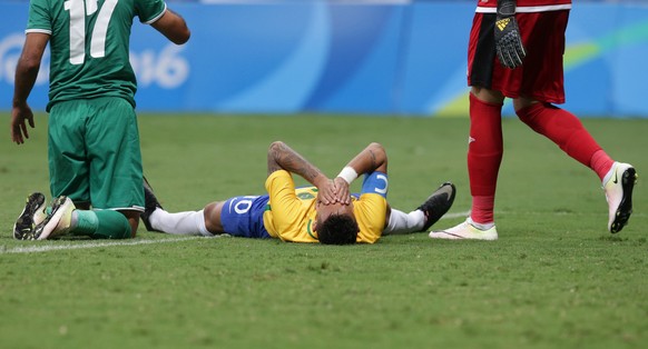 Brazil&#039;s Neymar, center, reacts after missing a chance to score during a group A match of the men&#039;s Olympic football tournament between Brazil and Iraq at the National Stadium in Brasilia, B ...