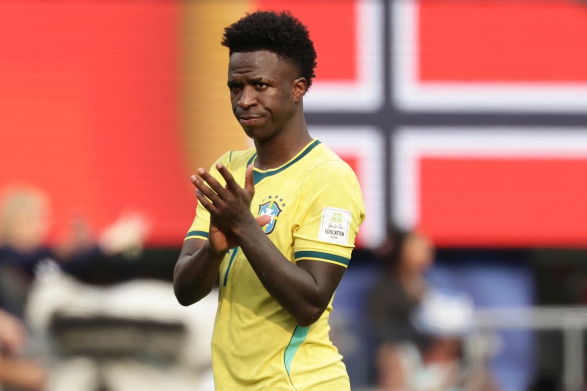 Brazil's Vinicius Junior (7) reacts at the end of the World Cup round of 16 soccer match between Brazil and Norway in East Rutherford, N.J., near New York, Sunday, July 5, 2026. (AP Photo/Adam Hu ...