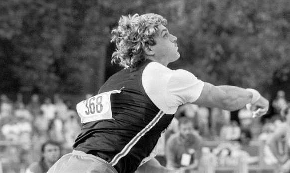 Kugelstoesser Werner Guenthoer in Aktion im August 1987 bei den Schweizer Leichtathletik-Meisterschaften in Bern. (KEYSTONE/Str)