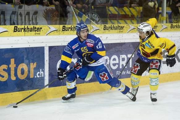 24. Maerz 2015; Davos; Eishockey NLA Playoff - HC Davos - SC Bern; Marc Wieser (L, Davos) gegen Eric-Ray Blum (R, Bern) (Michael Zanghellini/freshfocus)