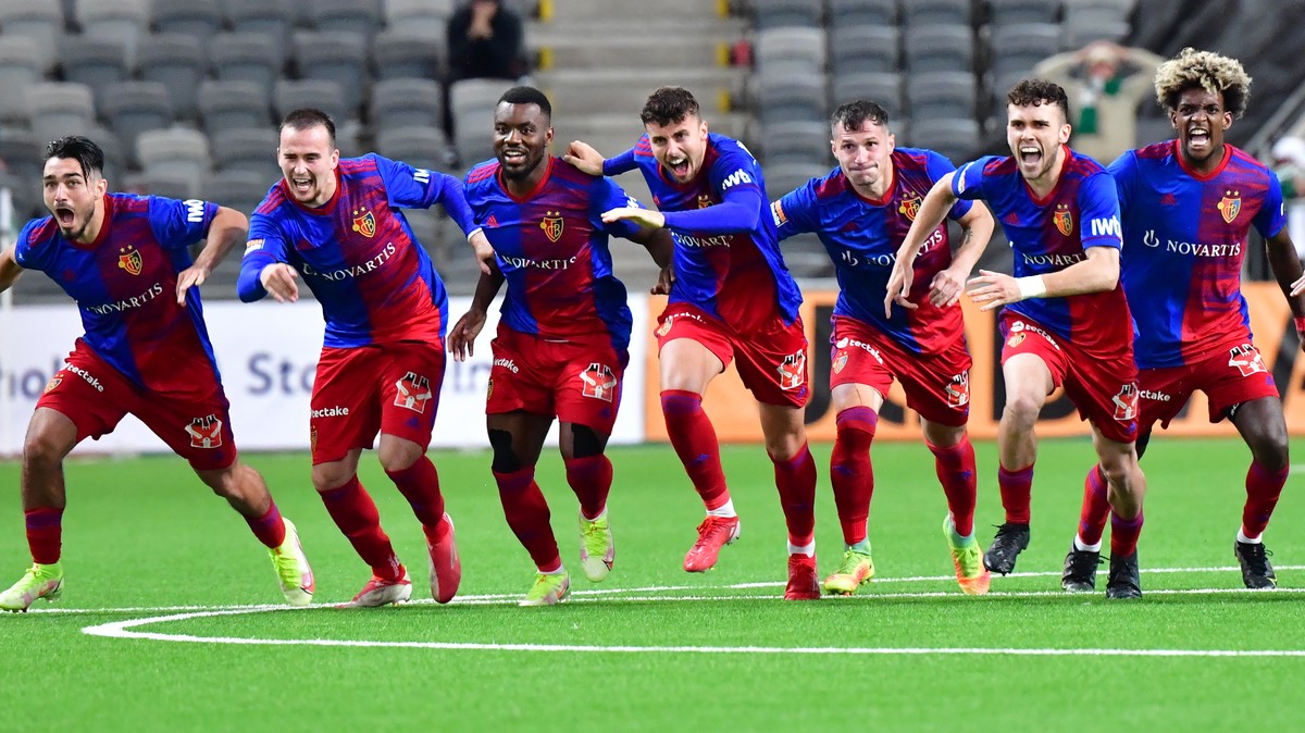 epa09431201 Basel's players celebrate winning against Hammarby IF during the UEFA Conference League second leg play-offs soccer match between Hammarby IF and FC Basel at Tele2 Arena in Stockholm, ...