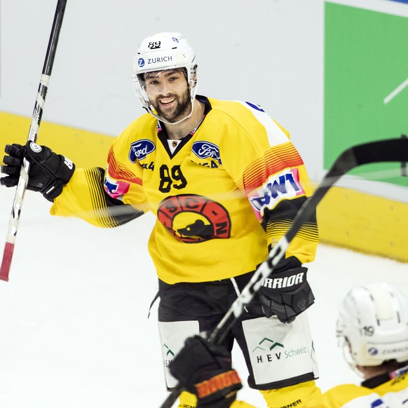 Jubel bei Berns Cory Conacher und Berns Jesper Olofsson, von links, im Final des Swiss Ice Hockey Cups 2020/21 zwischen den ZSC Lions und dem SC Bern am Sonntag, 28. Februar 2021, im Hallenstadion in  ...