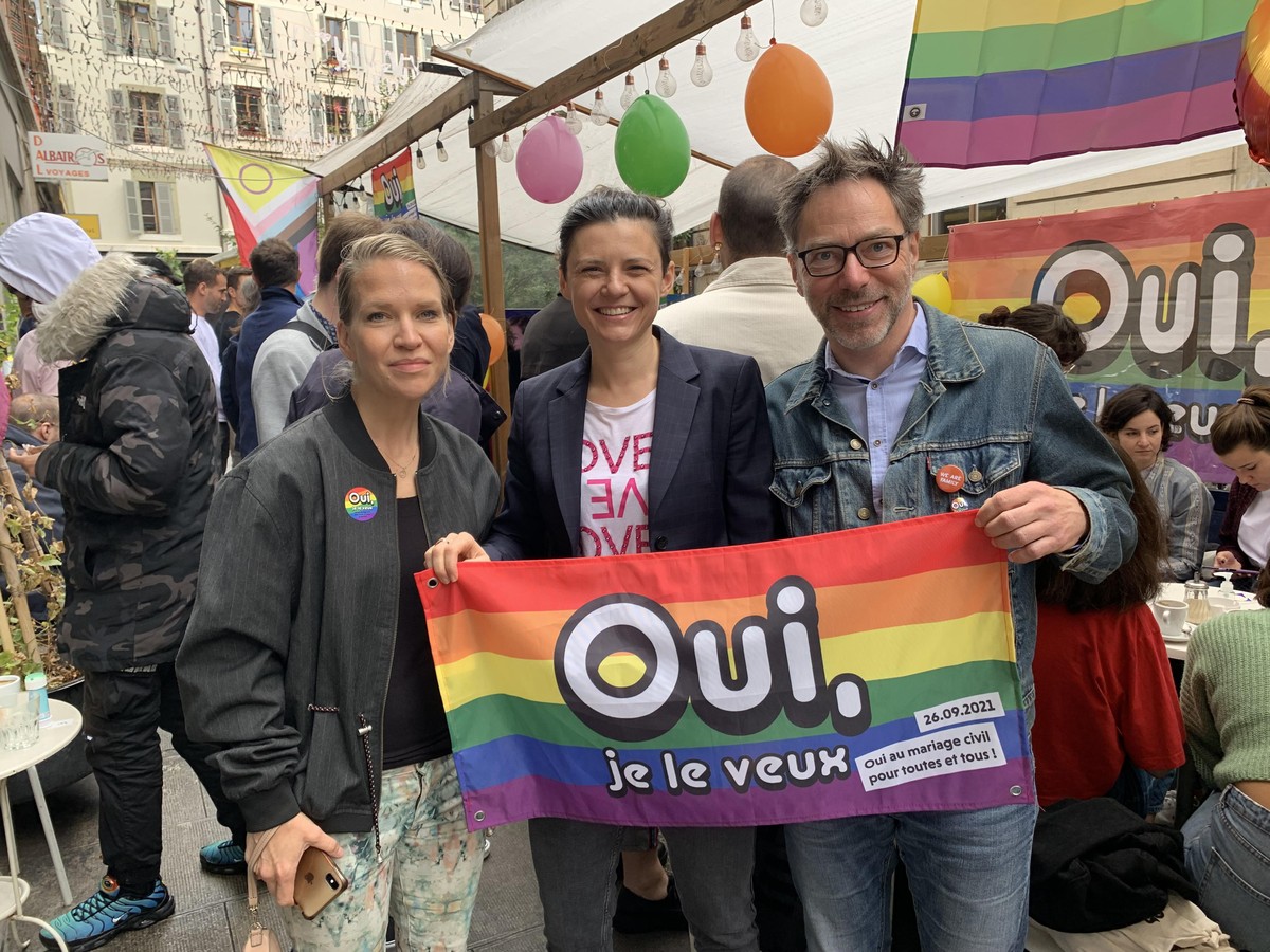 Dorina Xhixho (PS), au centre, entourée de Sofia Hallstörm (Les Vert.e.s), à gauche, et de Roger Gaberell (PDC).