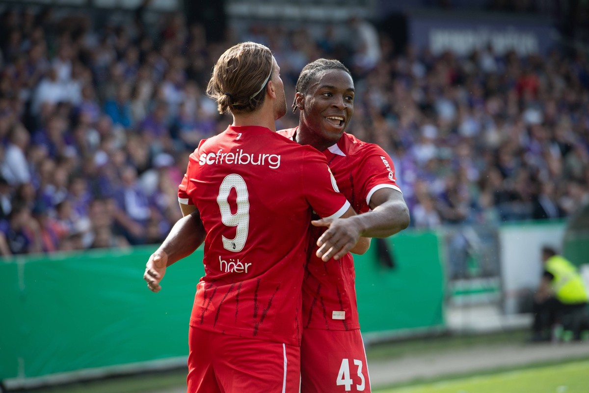 Lucas HOELER H�ler, FR jubelt nach seinem Tor zum 0:1, Jubel, jubeln, Freude, cheers, mit Bruno OGBUS FR Fussball DFB Pokal 1.Runde VfL Osnabrueck OS - SC Freiburg FR 0:4 am 17.08.2024, Stadion an der ...