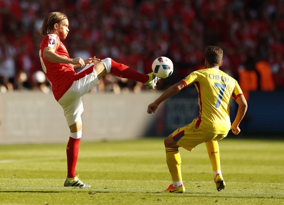 Football Soccer - Romania v Switzerland - EURO 2016 - Group A - Parc des Princes, Paris, France - 15/6/16
Switzerland&#039;s Michael Lang in action with Romania&#039;s Alexandru Chipciu 
REUTERS/Joh ...