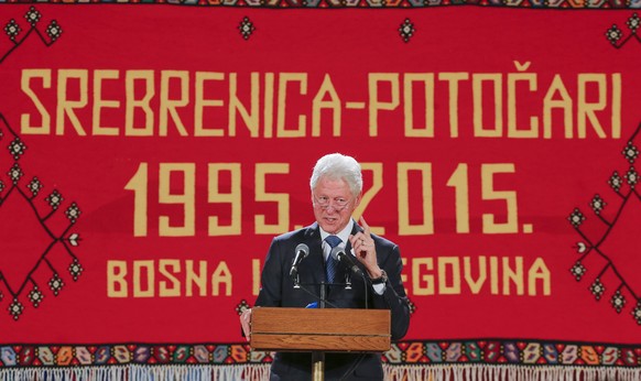Der damalige US-Präsident Bill Clinton spricht an der Zeremonie.