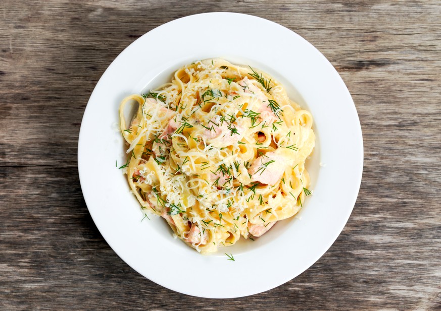 tagliatelle fettuccine pasta panna piselli speck prosciutto crudo cotto salmone lachs schinken rahm limone zitronen wodka vodka essen food italien italia