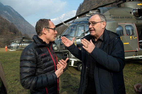 Bundesrat Guy Parmelin (rechts) zusammen mit dem Buendner Staatsrat Christian Rathgeb (links) in Soazza waehrend des Besuch des Waldbrandgebietes im Misox am Donnerstag, 29. Dezember 2016. Hinter ihne ...