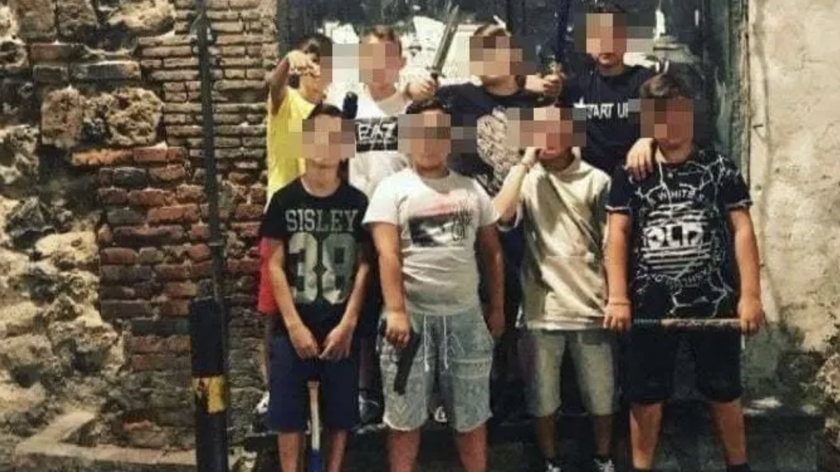 Eine Baby-Gang aus Italien postete dieses Bild im Jahr 2018 auf Facebook. In den Händen halten die Kinder Waffen. Sie sind nicht älter als rund neuen Jahre.