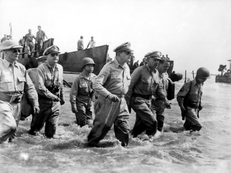 Der amerikanische General MacArthur im Oktober 1944 bei der Rückkehr auf die Philippinen.&nbsp;