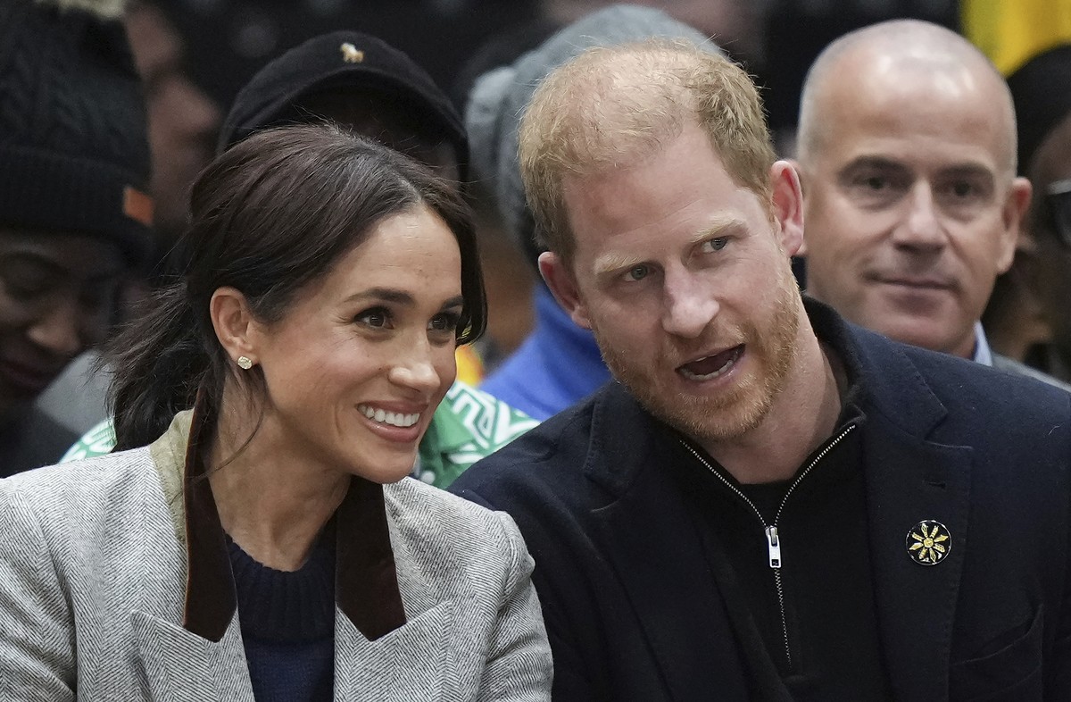 Britain's Prince Harry and his wife Meghan, the Duke and Duchess of Sussex, watch as the U.S. and Nigeria play a wheelchair basketball game during the 2025 Invictus Games, in Vancouver, British C ...