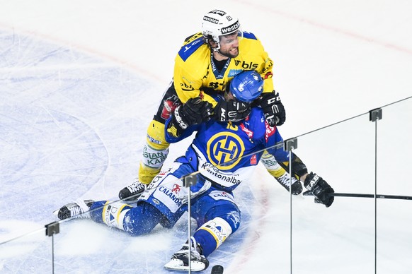 Thomas Ruefenacht von Bern, oben, knoepft sich Andres Ambuehl von Davos vor, beim fuenften Playoff-Halbfinalspiel der National League A zwischen dem HC Davos und dem SC Bern, am Samstag, 26. Maerz 201 ...