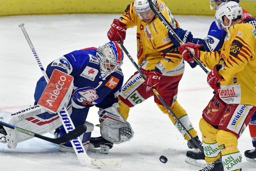 Der Zuercher Torhueter Niklas Schlegel, links, stoppt den Schuss vom Tiger Harri Pesonen, rechts, beim Eishockeyspiel der National League ZSC Lions gegen die SCL-Tigers im Zuercher Hallenstadion am Di ...