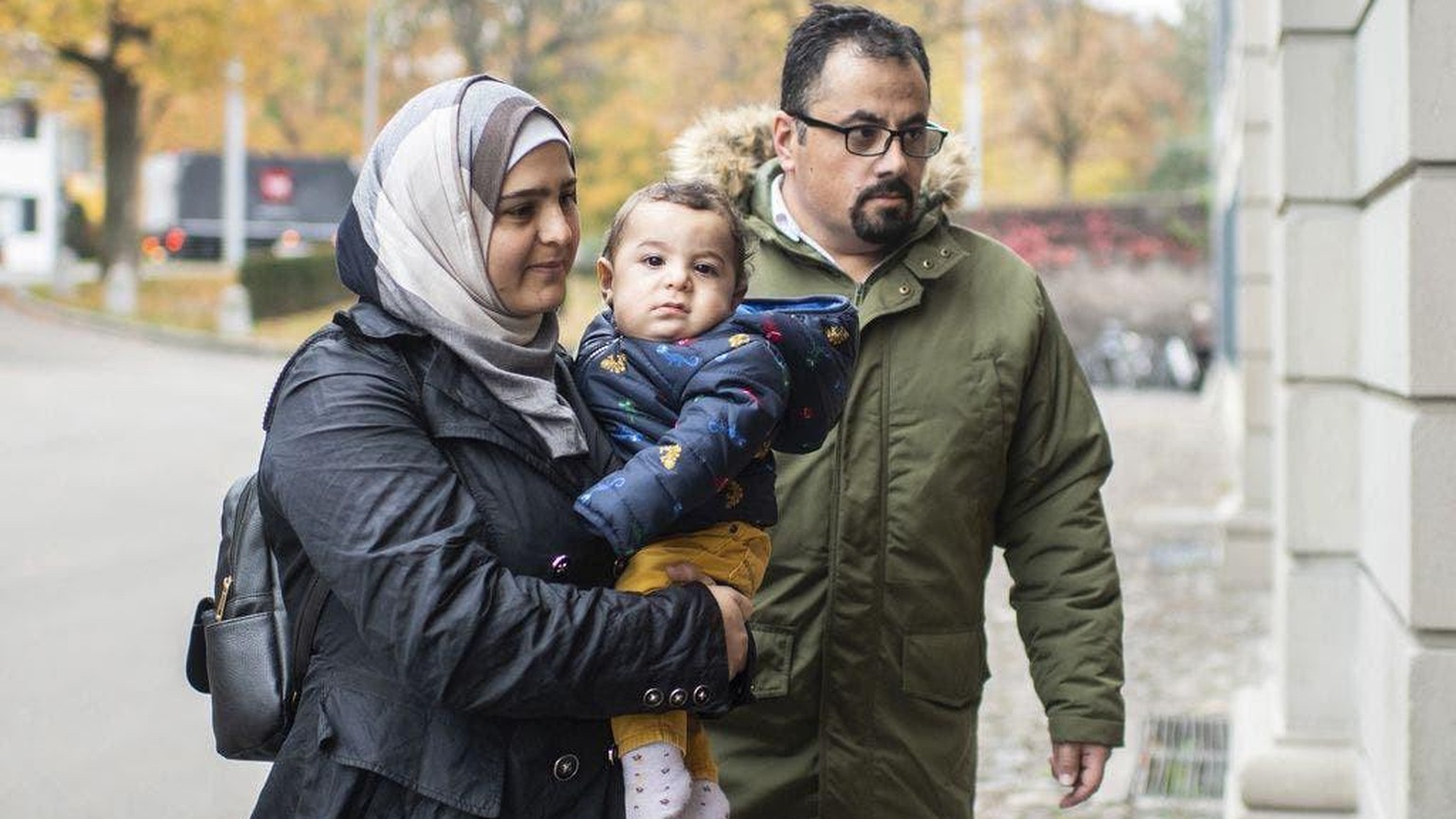 Suha und Omar Jneid mit Kind 2018 vor Gericht in Zürich.