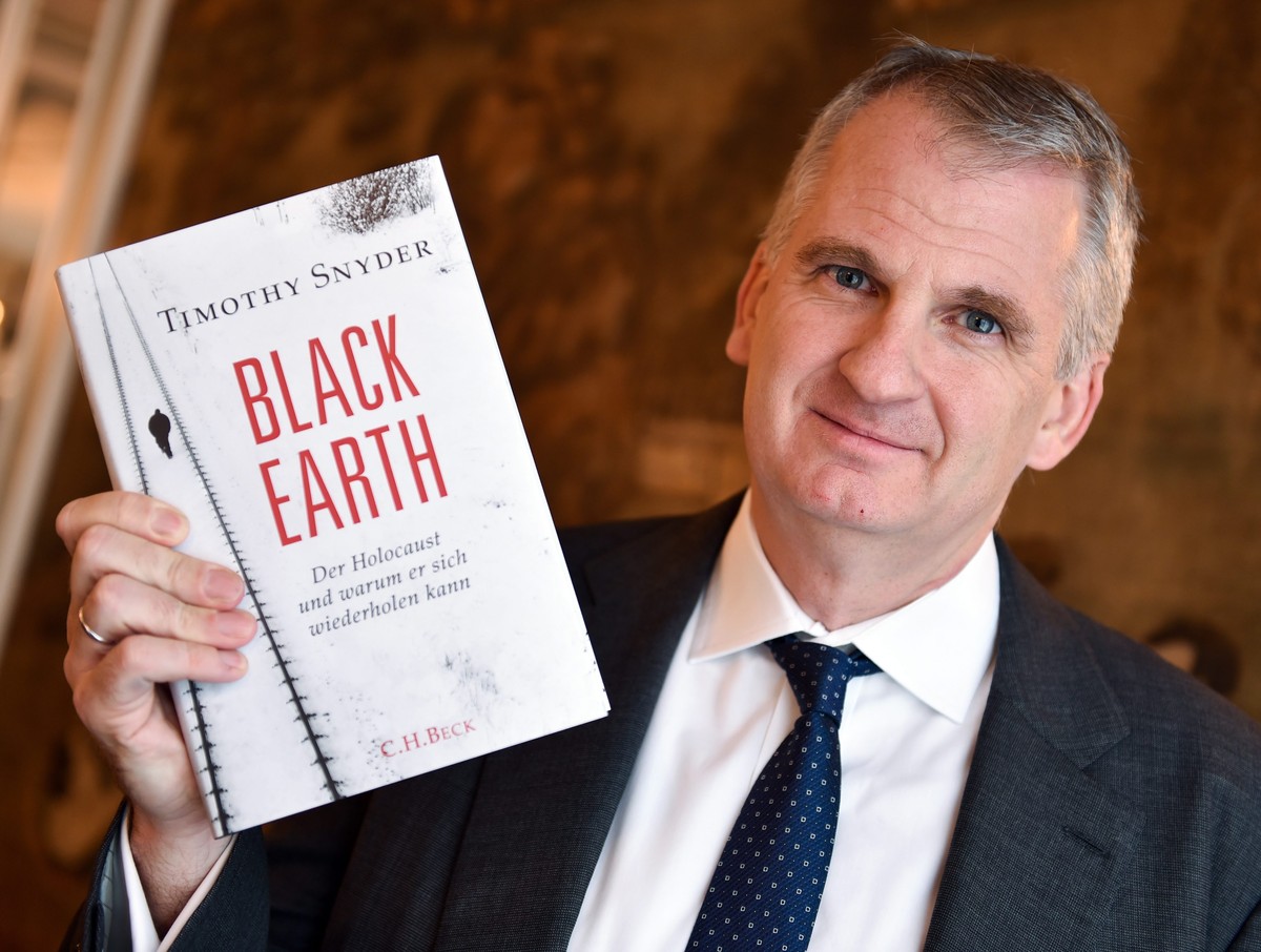 epa04979863 US historian Timothy Snyder presents his book 'Black Earth: The Holocaust as History and Warning' during a press conference in Frankfurt am Main, Germany, 16 October 2015. EPA/AR ...