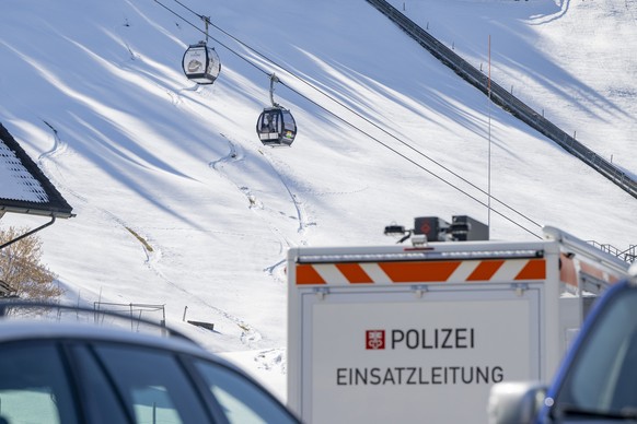 Ein Pollizei Einsatzfahrzeug steht bei der Talstation der Titlisbahnen mit zwei Gondeln der Gondelbahn Engelberg-Titlis Express, nach dem auf Truebsee eine Gondel der selben Bahn abstuerzte, am Mittwo ...