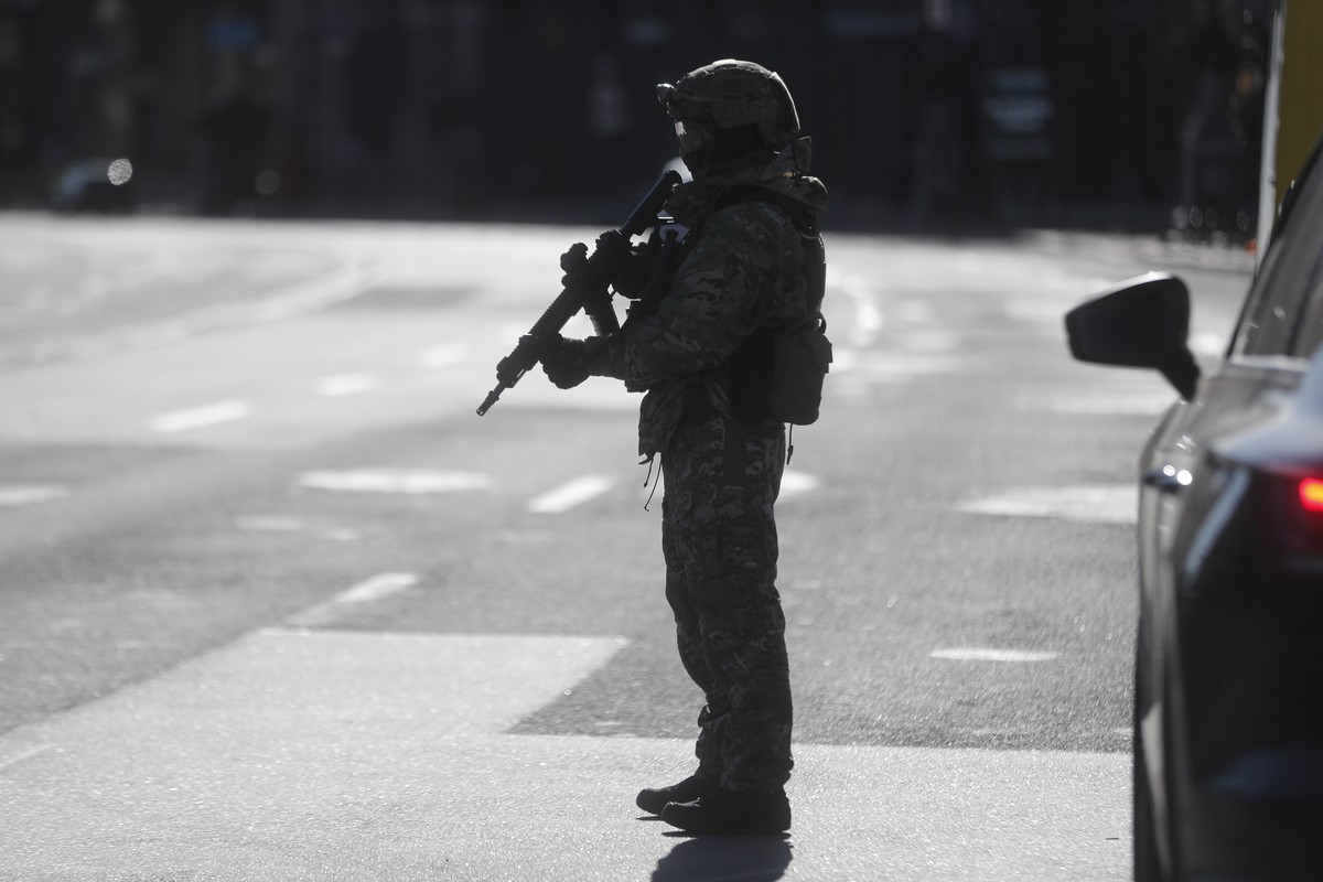 epa09791604 A Ukrainian soldier stands at Maidan Nezalezhnost (Independence Square) in Kiev (Kyiv), Ukraine, 28 February 2022. Russian troops entered Ukraine on 24 February prompting the country' ...